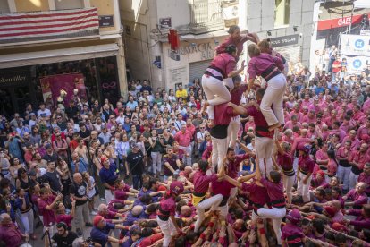 Els Castellers de Lleida, a la plaça de la Paeria durant les Festes de Tardor l’any passat.