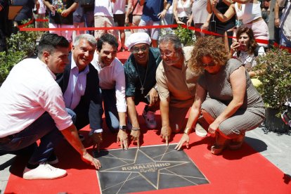 Ronaldinho, ahir a Castelldefels davant de l’estrella amb el seu nom.