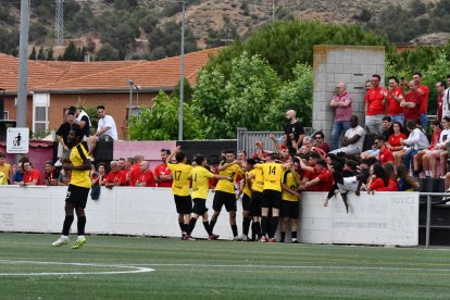 Els jugadors del Juneda celebren amb la seua afició un dels gols del partit.