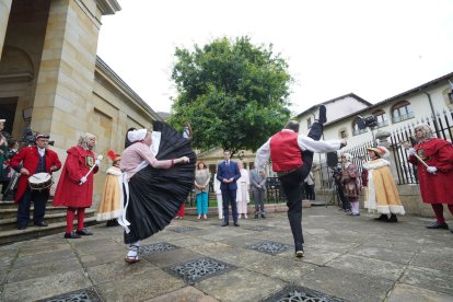 Imanol Pradales, al centre, ahir durant la jura del nou càrrec a la Casa de Juntes de Gernika.