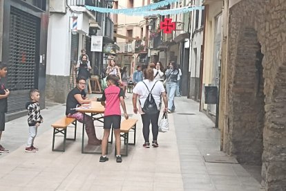 Algunes de les famílies que van participar en la iniciativa dels comerciants del carrer Major.