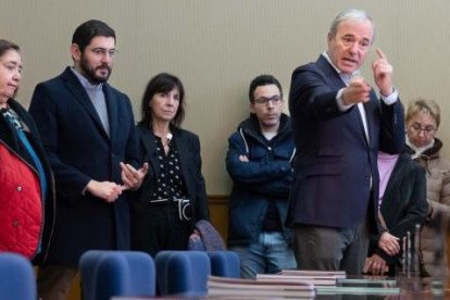 Jorge Azcón (PP) gesticula sota l’atenta mirada del seu vicepresident Alejandro Nolasco (Vox).