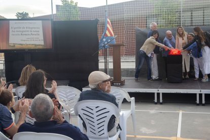 Simpàtic descobriment de la placa inaugural amb les autoritats prement un botó.