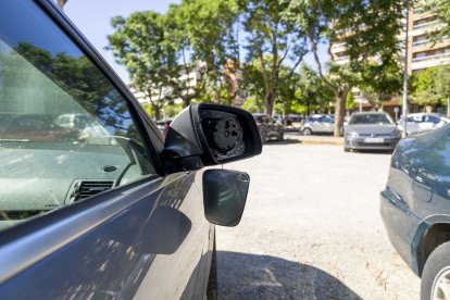 Un dels retrovisors destrossats i una nota en un dels cotxes per alertar l’afectat.