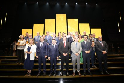 Foto de família de tots els guardonats al costat de les autoritats assistents a l’acte.