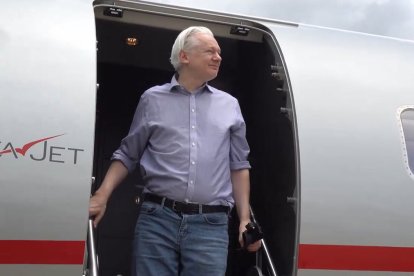 Julian Assange a l’arribar a Bangkok, parada tècnica, abans de volar a les illes Marianes.