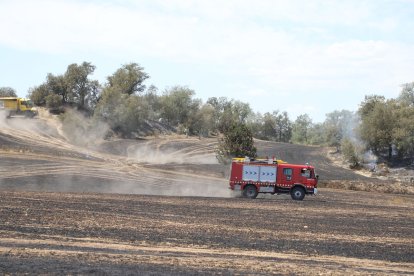 Equips d’extinció a primera hora de la tarda d’ahir a Tudela de Segre.