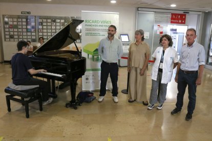 Representants de Paeria, Auditori, Conservatori i Arnau, ahir al costat del pianista Guillem Castel.