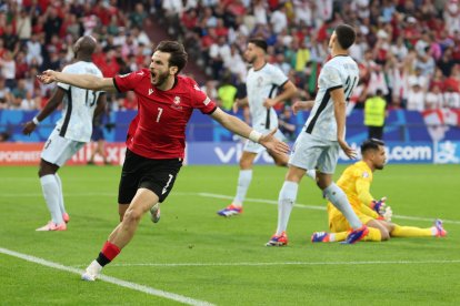 El georgià Khvicha Kvaratskhelia celebra l’1-0 contra Portugal ahir a Gelsenkirchen.