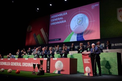 Directius i delegats territorials aplaudeixen Joan Soteras durant la seua intervenció en l’assemblea.