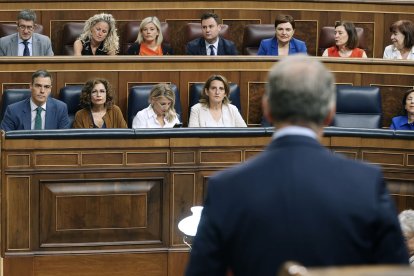 El líder del PP, Alberto Núñez Feijóo, s’adreça a Pedro Sánchez al Congrés ahir.