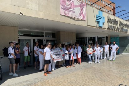 Els sanitaris es van concentrar ahir al migdia a la porta principal de l’Arnau.