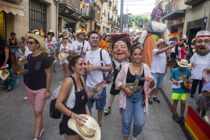 La cercavila per visibilitzar el col·lectiu LGTBIQ+ va omplir ahir el centre de Tàrrega.