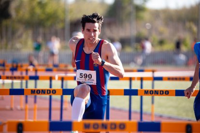 Arnau Erta, durant una prova dels 110 metres tanques.