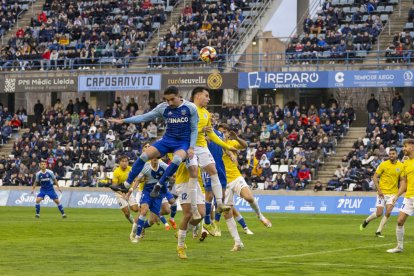 Una acció del partit entre el Lleida i el Badalona Futur al Camp d’Esports.