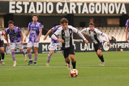 Iglesias, llançant un penal amb el filial del Cartagena.