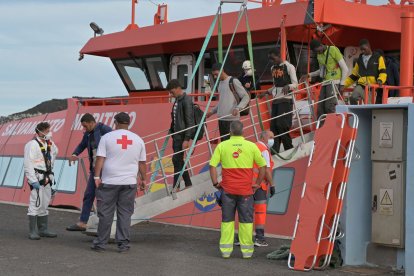 La Creu Roja atén un grup de migrants traslladats a l’illa d’El Hierro després de ser rescatats del mar.