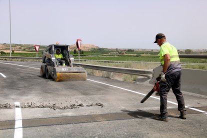 Operaris treballant ahir als accessos a l’autovia A-2 a Soses.