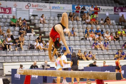 Una de les gimnastes completa un dels exercicis durant la jornada al Barris Nord.