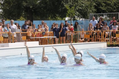 Un grup de nadadores durant la competició a la piscina del Club Natació Lleida.