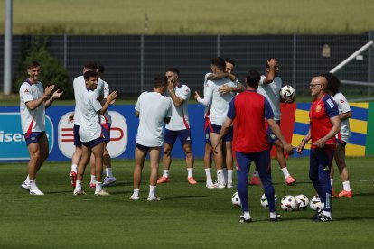 La selecció espanyola, durant el seu últim entrenament abans de desplaçar-se fins a Colònia.