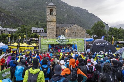 Els participants de l’Epic Trail, sortint ahir de l’Ultra i la Marató a Barruera, també seu de l’arribada.