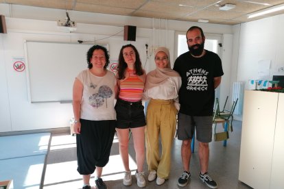 La mentora del col·legi Camps Elisis al costat dels tres mestres novells que han participat aquest curs en el programa Sensei.