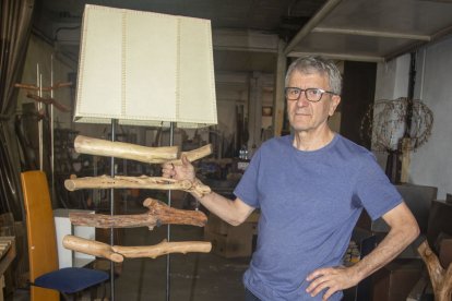 Àngel Eroles, al seu taller de Tàrrega mostrant una de les peces de l’outlet.