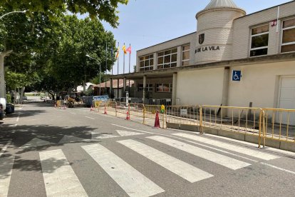 Les obres d’ampliació de la vorera del carrer Major ja han començat.