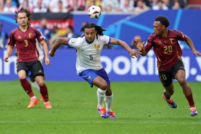 El blaugrana Jules Koundé, en una acció del partit d’ahir davant de Bèlgica, en el qual França va passar a quarts de final.