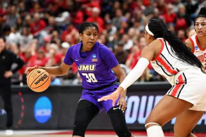 Kiki Jefferson, quan jugava a la James Madison University, bota la pilota.