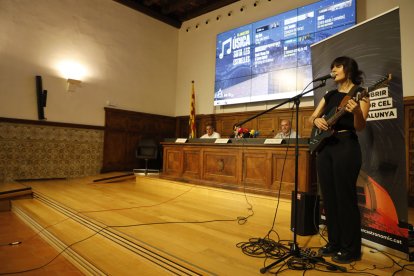 Berta Saura, del trio Bru, va actuar ahir en la presentació.