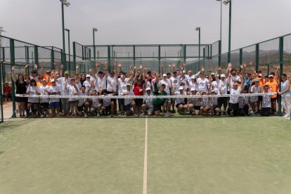 Foto de família dels participants en l’últim torneig de la temporada del Total Padel Tour a les pistes del CT Balaguer.