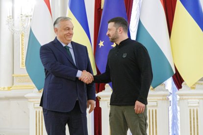 Viktor Orbán dona la mà a Volodímir Zelenski abans de l’inici de la conferència de premsa.