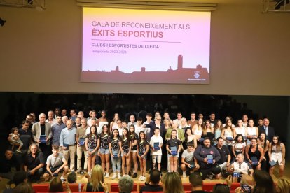 Foto de família de tots els esportistes de Lleida que van ser ahir reconeguts pels seus èxits aquesta passada temporada.