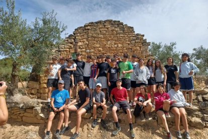 Foto de grup dels participants en aquest camp de treball per preservar el patrimoni històric.