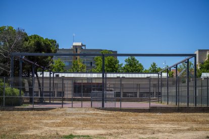 La pista esportiva del centre cívic està sense coberta des del 2018, quan se la va emportar un temporal.