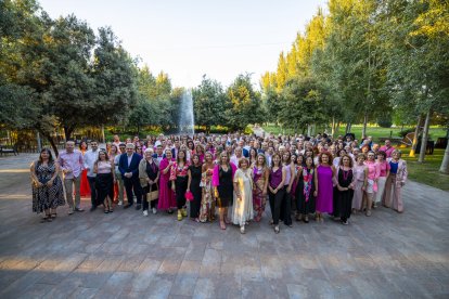 Foto de família dels i les assistents al sopar solidari celebrat ahir al Palau de Margalef.