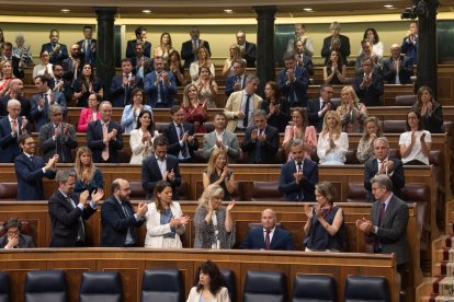 Els populars aplaudeixen Tellado, assegut al seu escó.