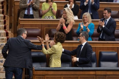 El grup socialista, amb la diputada lleidatana Montse Mínguez al centre, aplaudeix Patxi López.