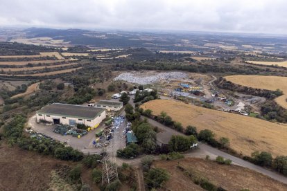 Està prevista l’ampliació de l’abocador per la zona on actualment es troben les basses de lixiviats a l’esquerra de la imatge.