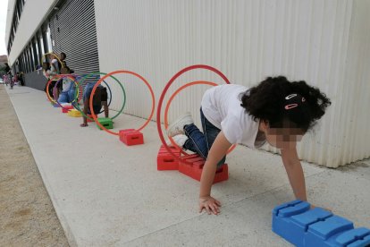 Un grup d’alumnes jugant l’últim dia del curs escolar en un col·legi de la capital.