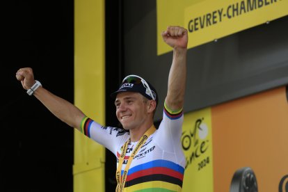 Remco Evenepoel celebra al podi la victòria en l’etapa d’ahir.