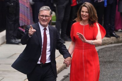 El nou primer ministre, Keir Starmer, i la seua esposa, Victòria, arriben al número 10 de Downing Street.