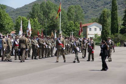 Una dotzena de paracaigudistes van saltar des de dos helicòpters sobre l’acadèmia.