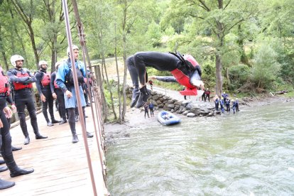 Turistes saltaven ahir al matí a la Noguera Pallaresa des del pont de Gulleri.