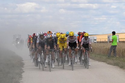 Els corredors, al seu pas pels anomenats “camins blancs” de terra, aixecant polseguera.