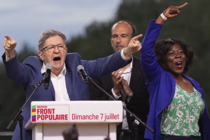 El líder de La França Insubmisa (LFI), Jean-Luc Mélenchon, i alguns dels seus socis reaccionen efusivament a l’anunci dels resultats.