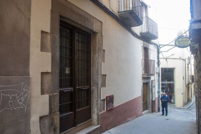 Vista de la façana des del carrer de les Piques.