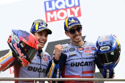 L’equip amb el qual treballen els pilots de Cervera celebra l’èxit al circuit de Sachsenring.